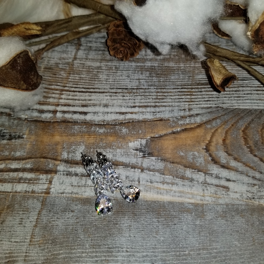ABSOLUTELY STUNNING!! Leaf Dangle CZ earrings - Picture 7 of 7